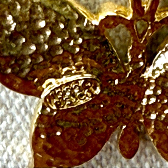 Elegant Gold Butterfly Pendant Necklace - Picture 5 of 8